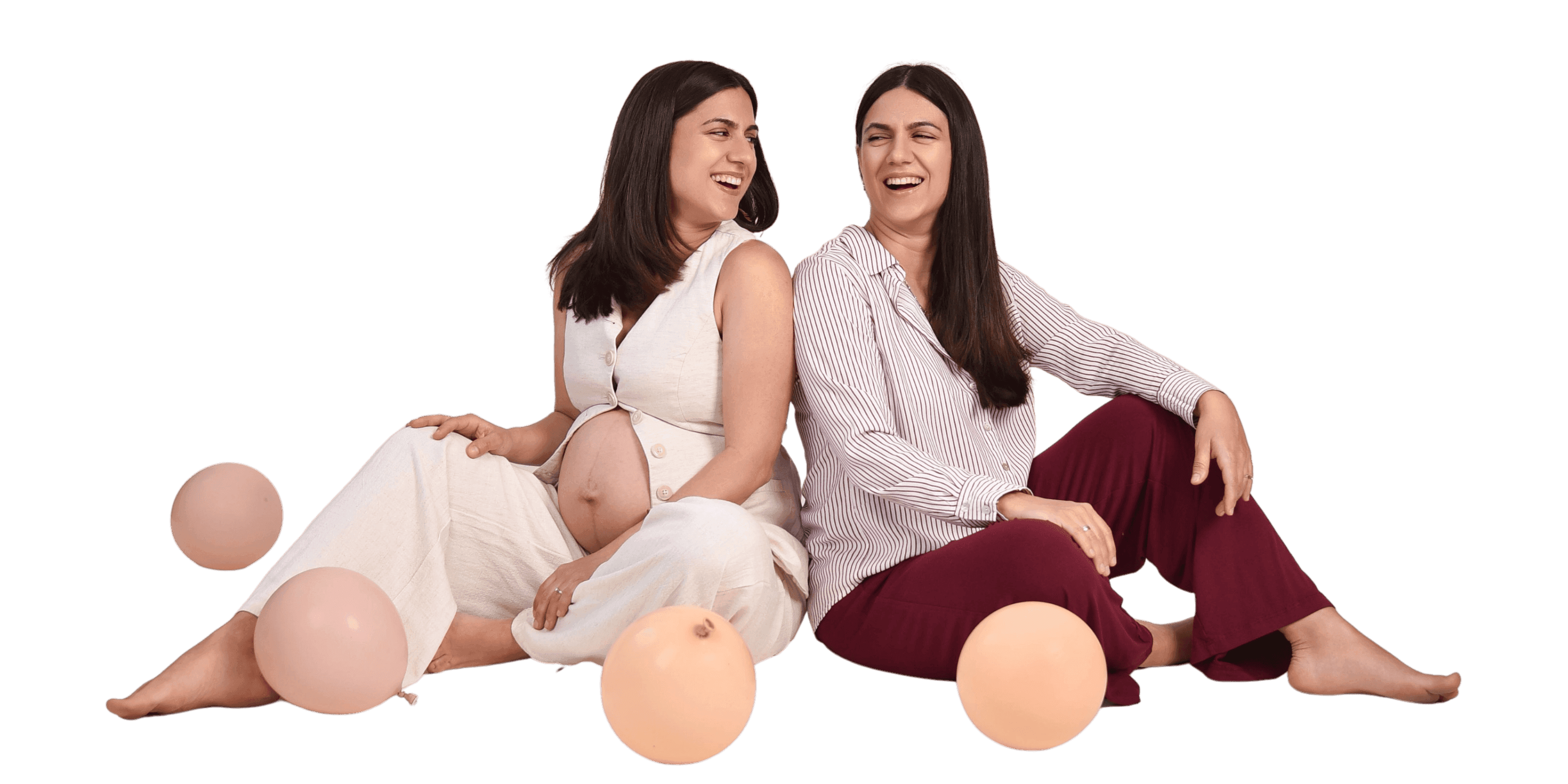 Ivana i Jovana sede nasmejane sa balonima